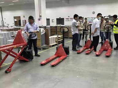 電動(dòng)高升程搬運(yùn)車交付使用，感謝廠家羅總親自跟客戶講解操作方法！